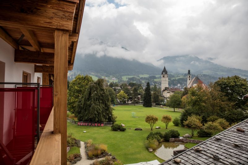 Ausblick Garten und Kitzbühel vom Doppelzimmer "Horn"