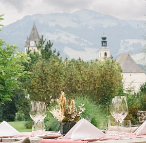 terrasse-mit-grosser-gartenanlage-1